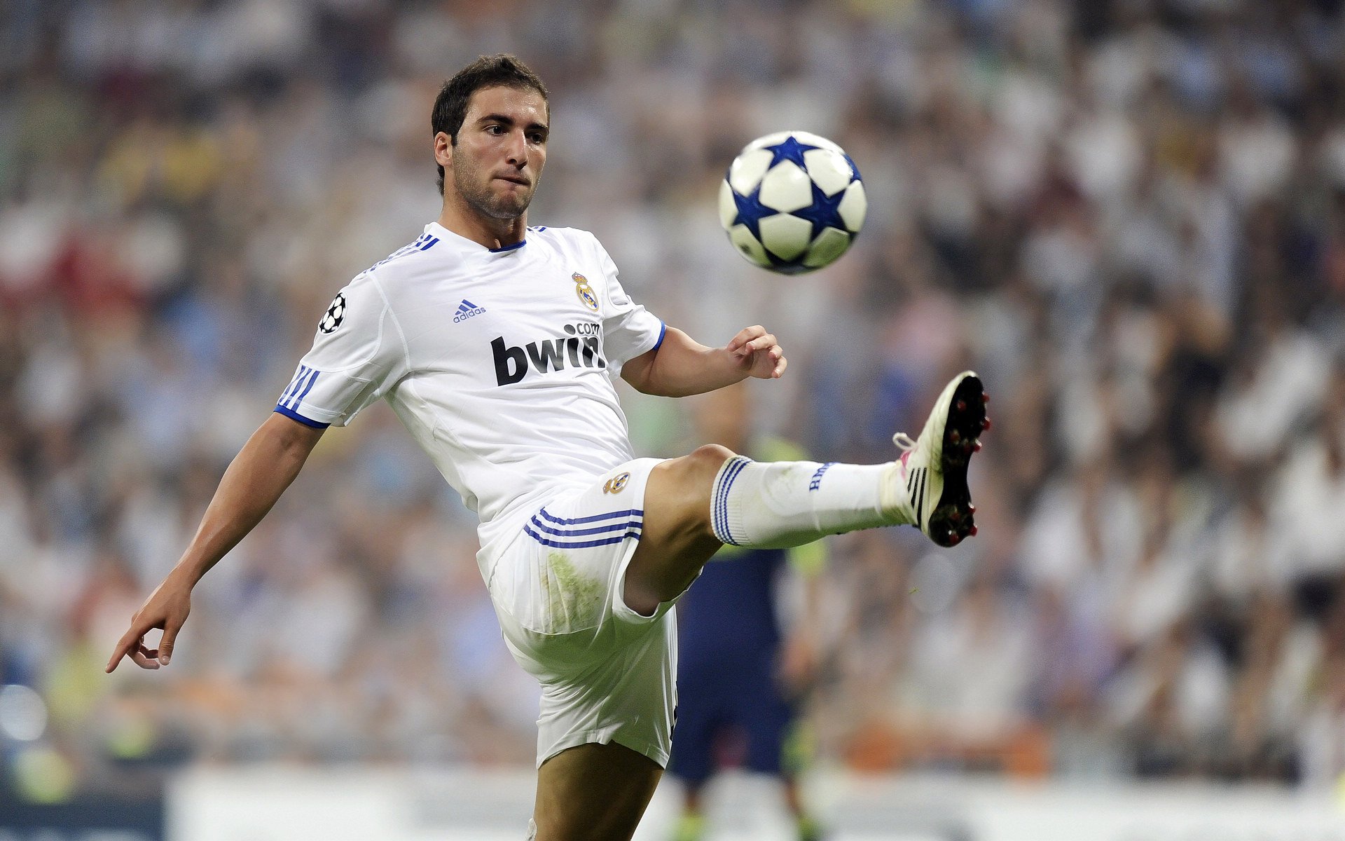 国王控卫投篮手感火热连续命中三分，国王队投手